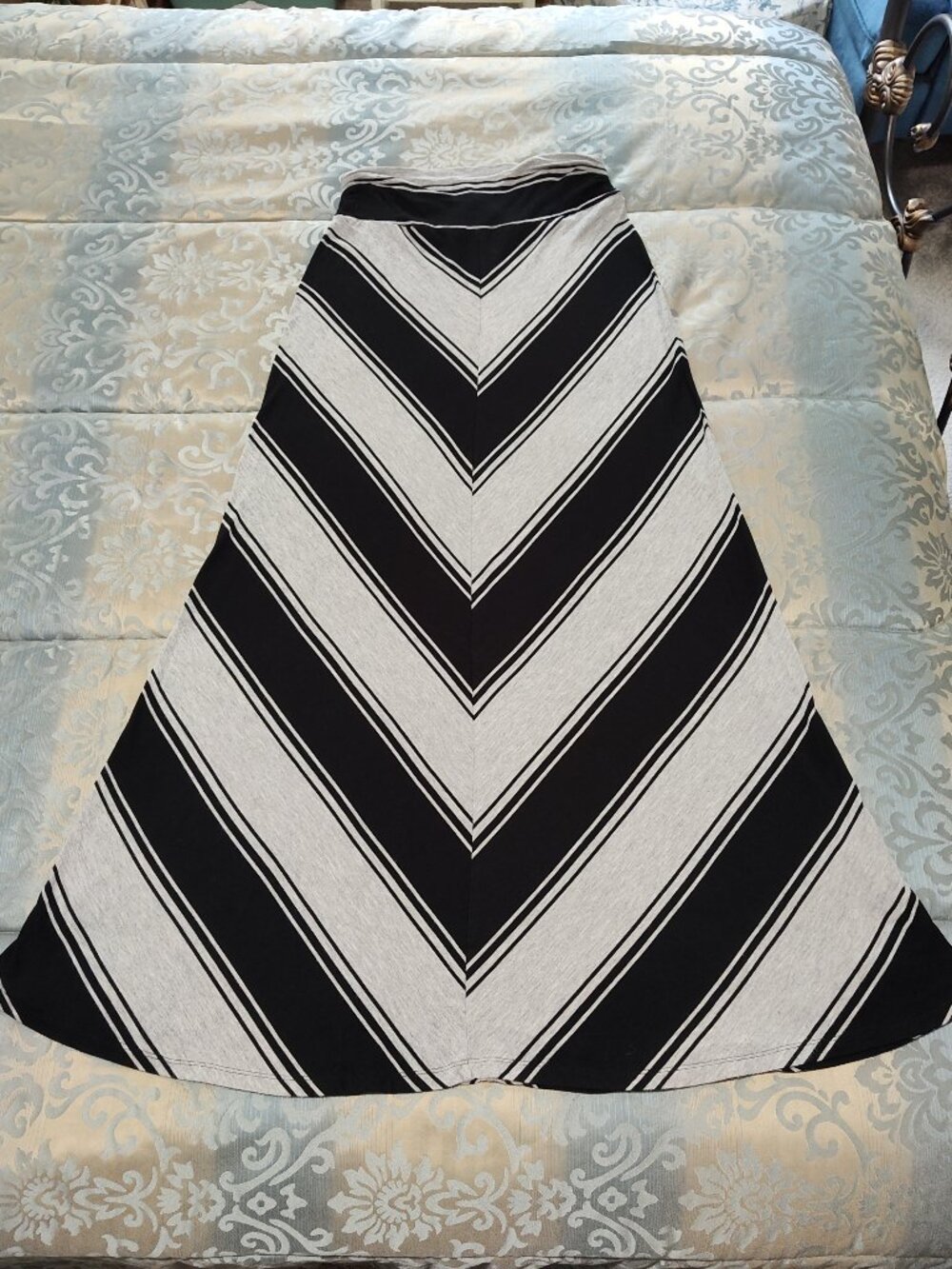Merona black & gray chevron pattern maxi skirt, Excellent used condition, size S